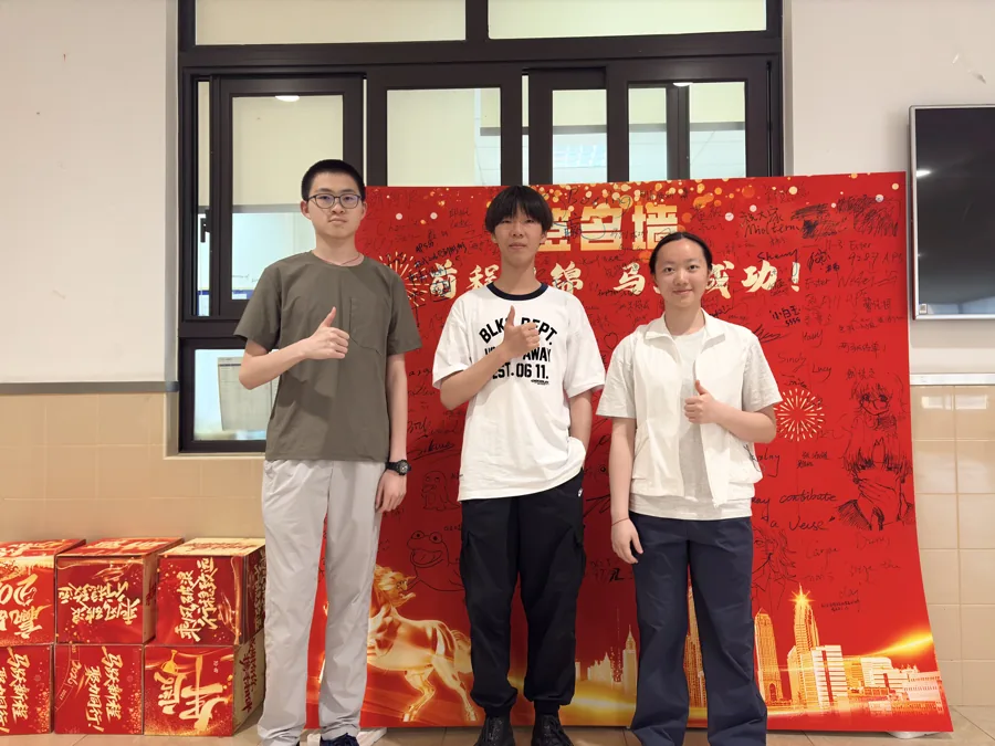 ECHO Issue 8: Reveries Editor-in-Chief Group Photo